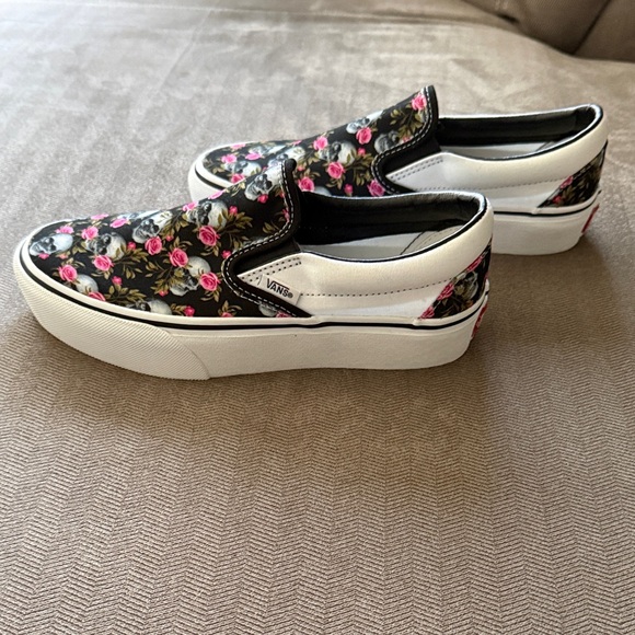 Vans Women’s Platform Black, White & Pink Floral Skull Slip-Ons - NEW Customs!! - Picture 2 of 4